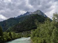 Auf der Iselbrücke bei Matrei mit Blick zum Planlissbichl und Hintereggkogel
